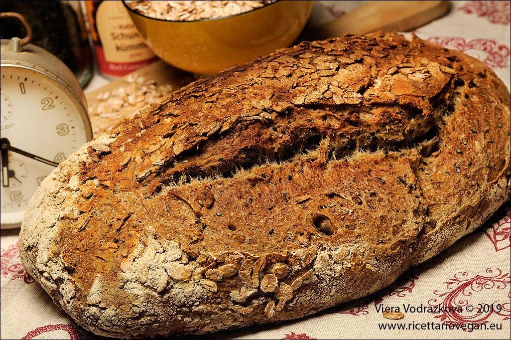 Pane rustico con fiocchi di farro integrale