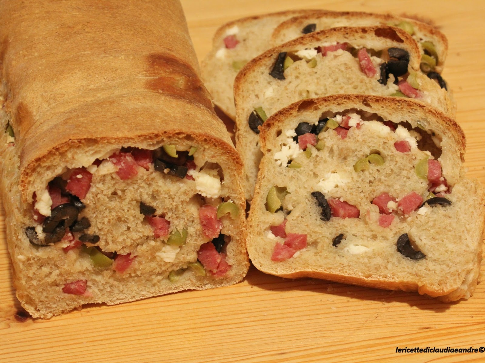 Pane rustico semintegrale con olive, salame, e quartirolo