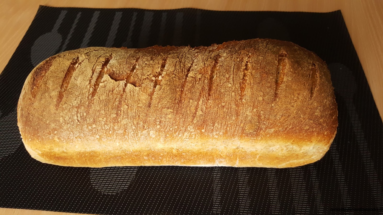 Pane semintegrale in cassetta, con lievito madre
