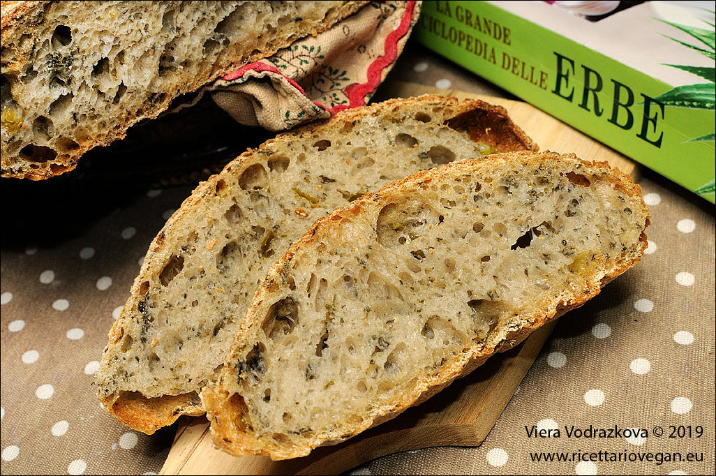 Pane semplice con le erbe di primavera