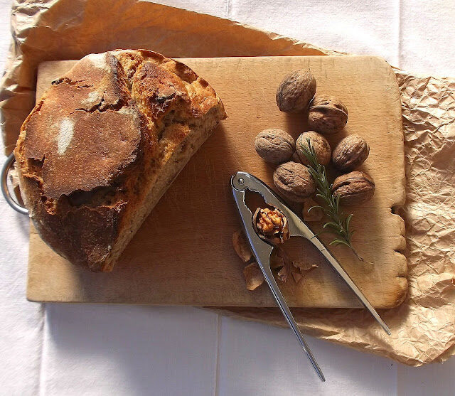 Pane senza impasto alle noci e rosmarino