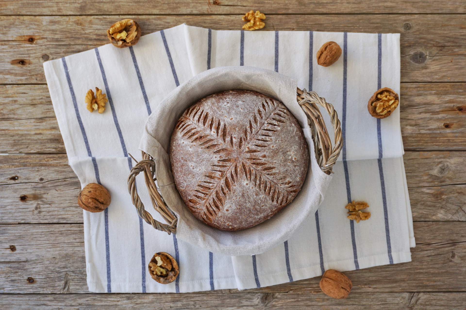 Pane soffice con barbabietola rossa e noci