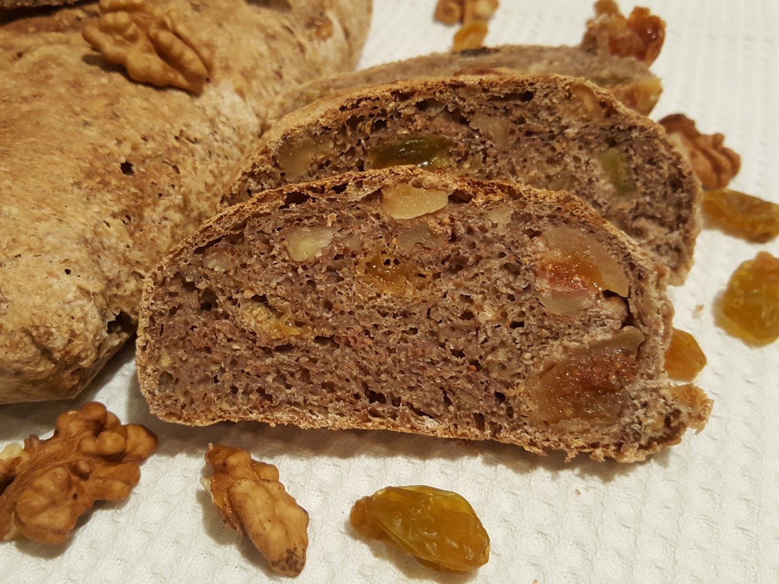 Pane tipo valdostano con fichi, noci e uvetta, a modo mio