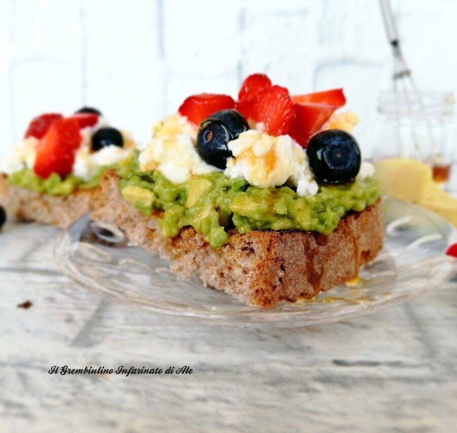 Pane tostato con avocado e ricotta