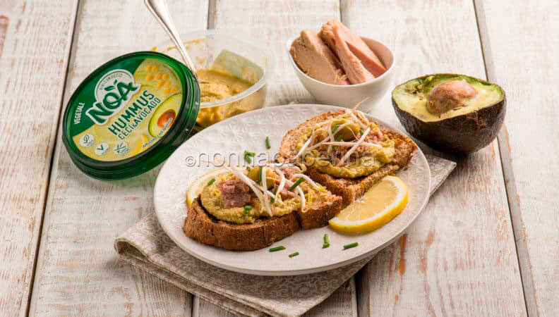 Pane tostato con hummus Noa di ceci e avocado davvero light!