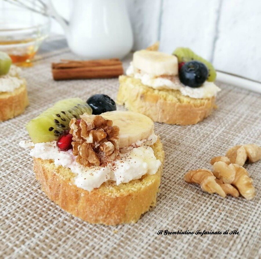 Pane tostato con ricotta e frutta