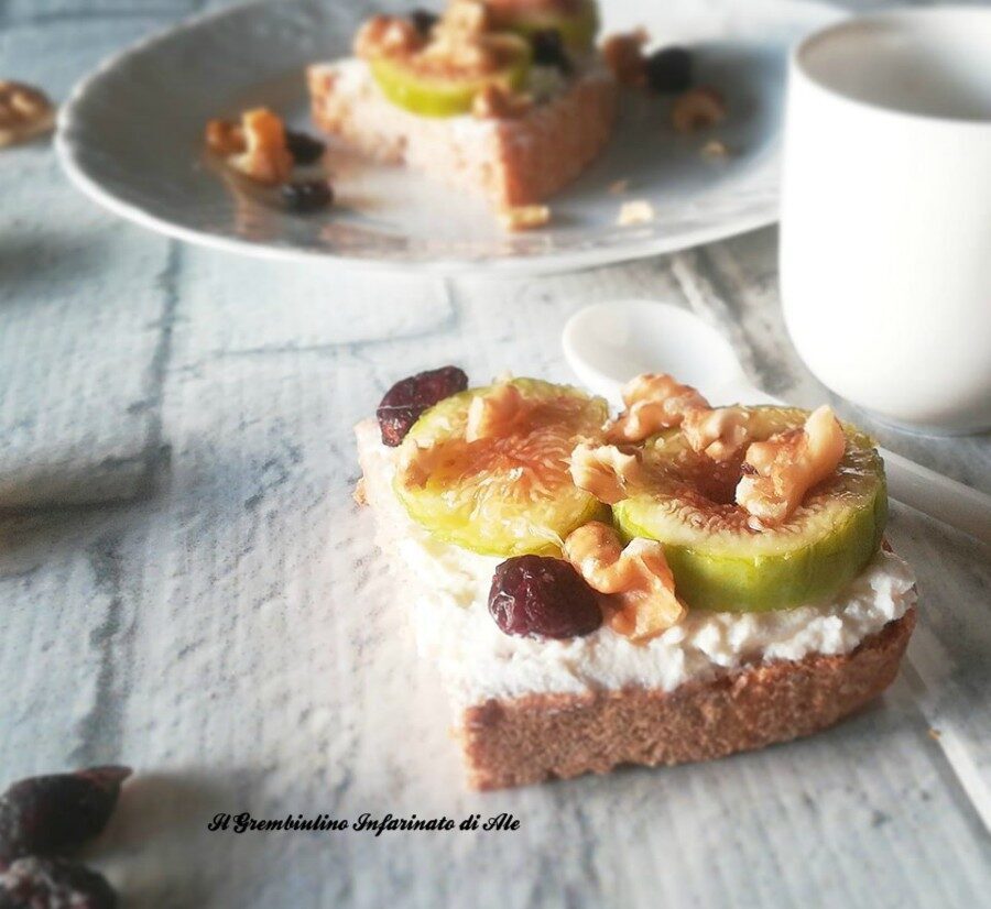 Pane tostato con ricotta fichi e noci