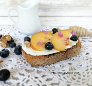 Pane tostato con yogurt greco e pesche