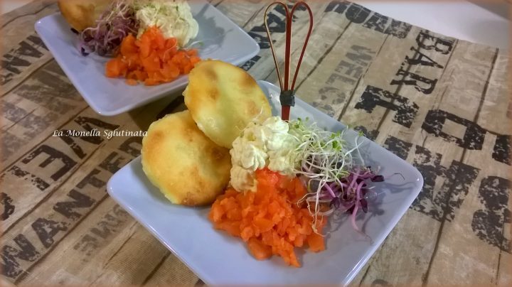Panetti al sale rosa con spuma di robiola con salmone