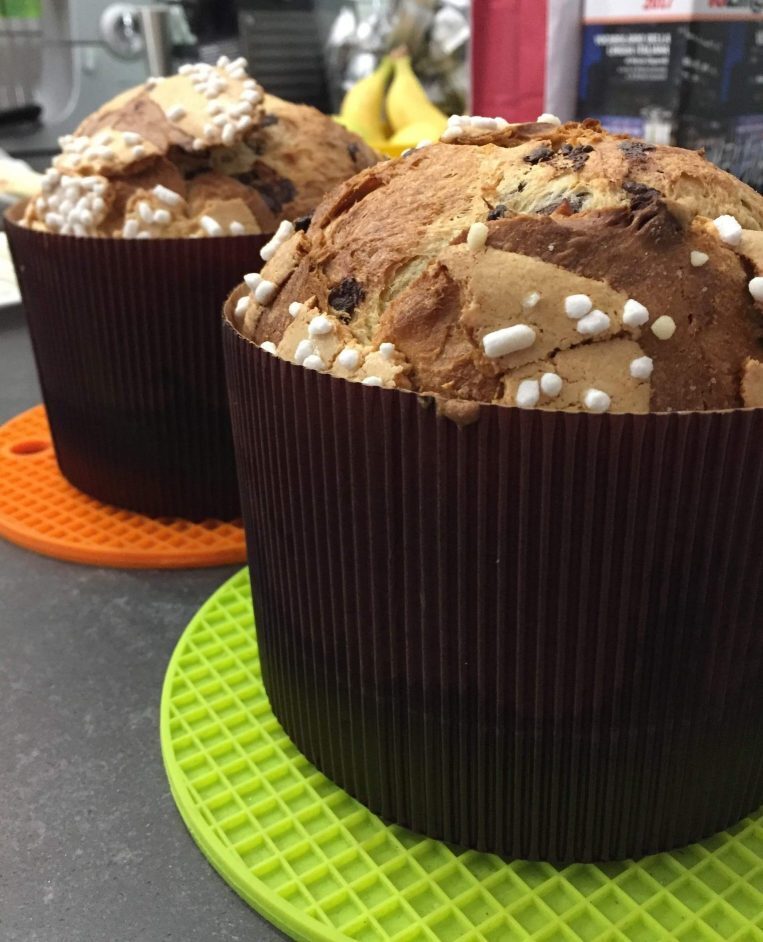 Panettone pera e cioccolato con granella di zucchero