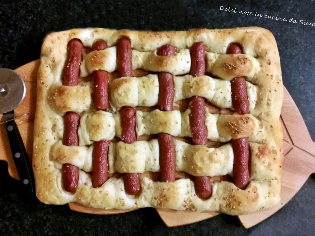 Panfocaccia intrecciata con wurstel
