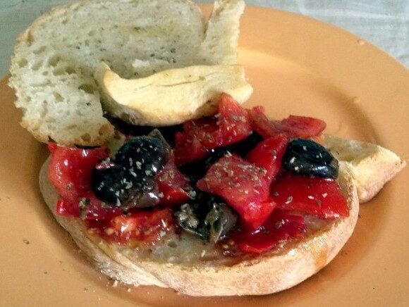 Pani cunzatu ricetta cu li olivi sardi origano pumarori acciuga