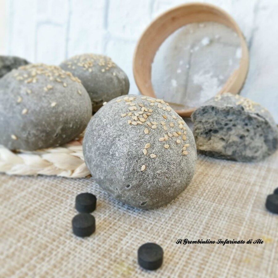 Panini al carbone vegetale con farina di cereali