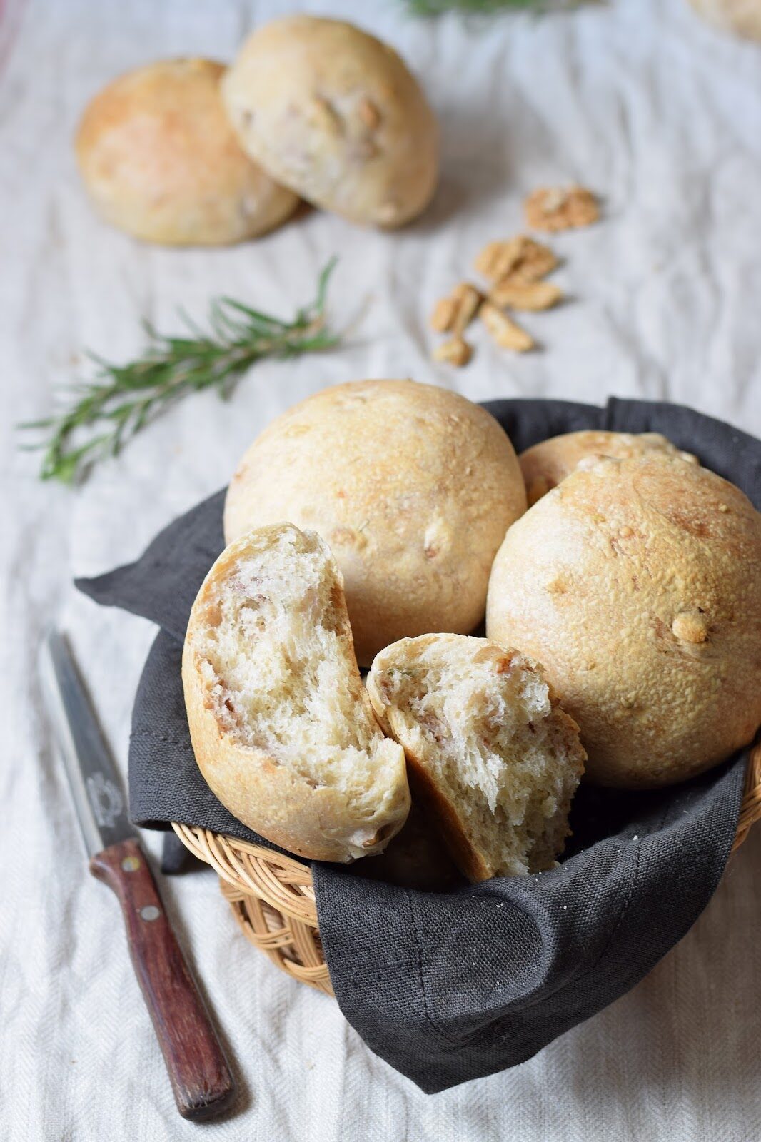 Panini al farro con noci e rosmarino