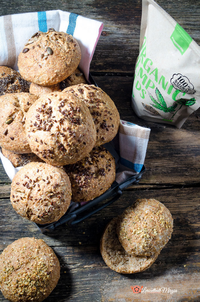 Panini al farro con semi di canapa