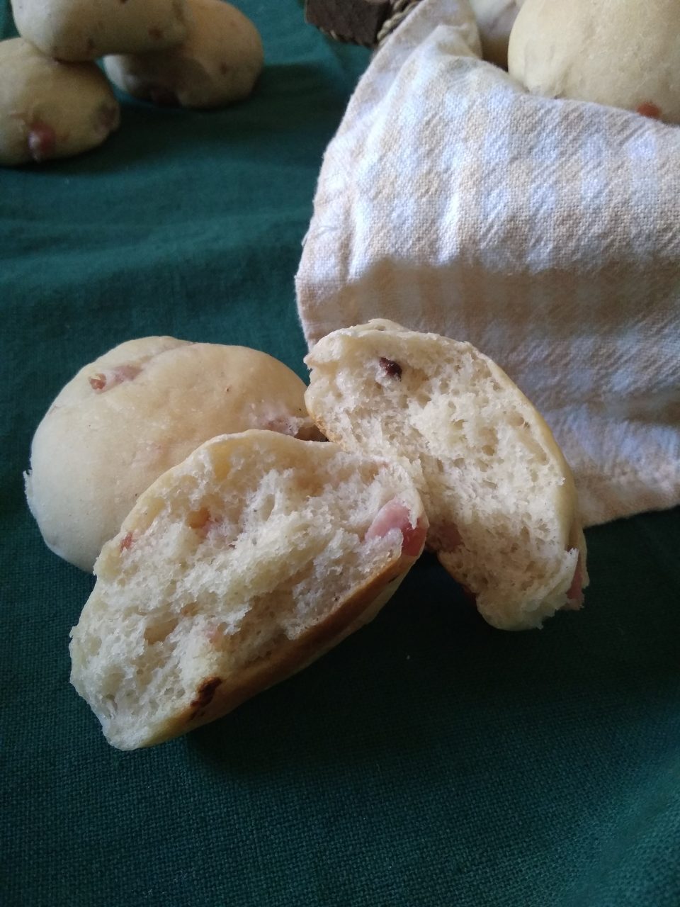 Panini al latte salati con salumi