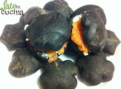 Panini al nero di seppia con philadelphia e salmone