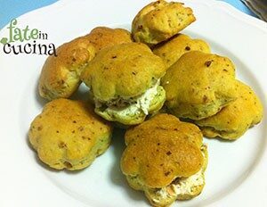 Panini al pesto con philadelphia e pomodori secchi
