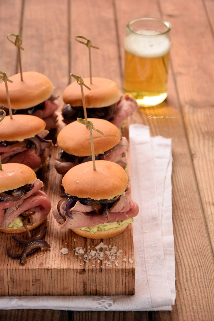 Panini al roast beef con cipolle caramellate e salsa remoulade…da leccarsi i baffi!