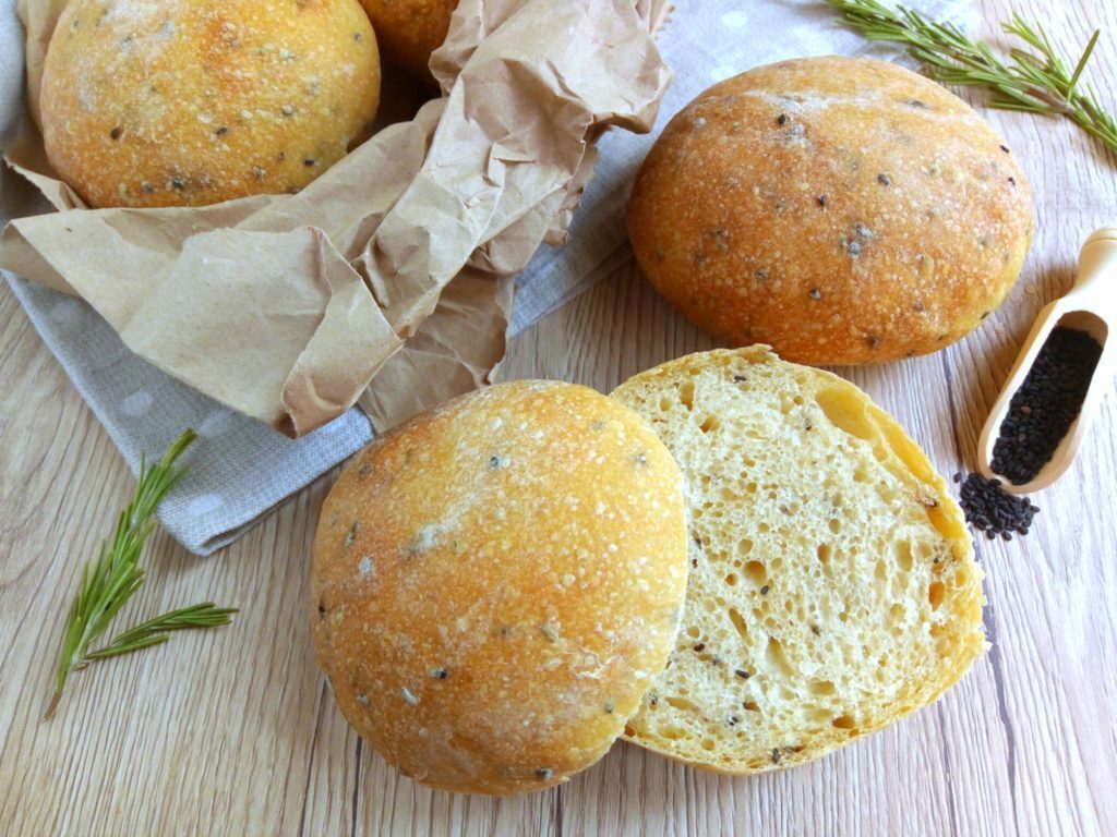 Panini al sesamo e rosmarino