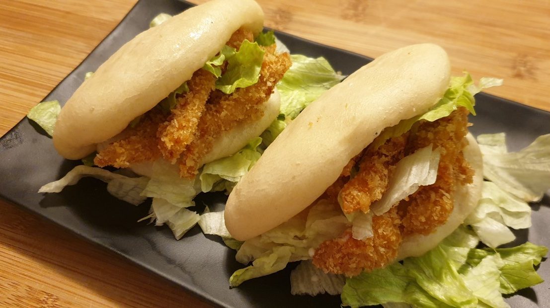 Panini al vapore con pollo croccante e salsa allo yogurt