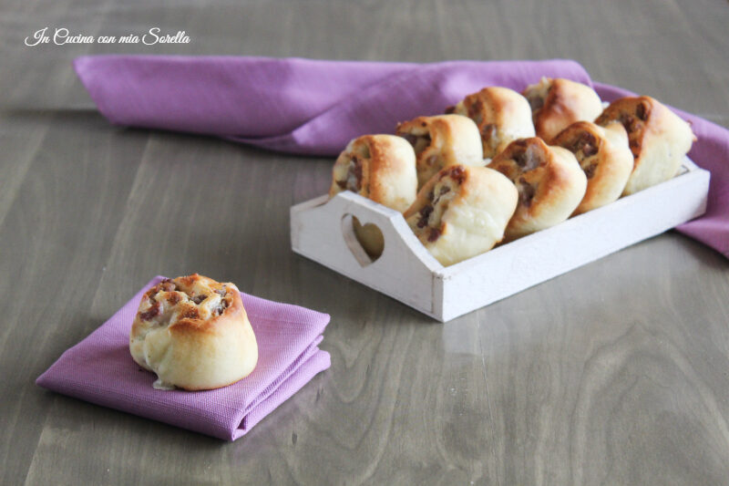 Panini alla salsiccia e salame veloci