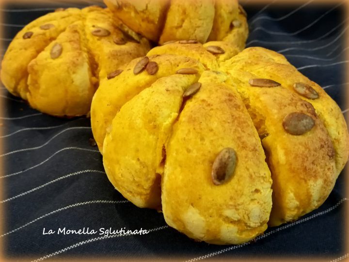 Panini alla zucca concurcuma e semi di zucca