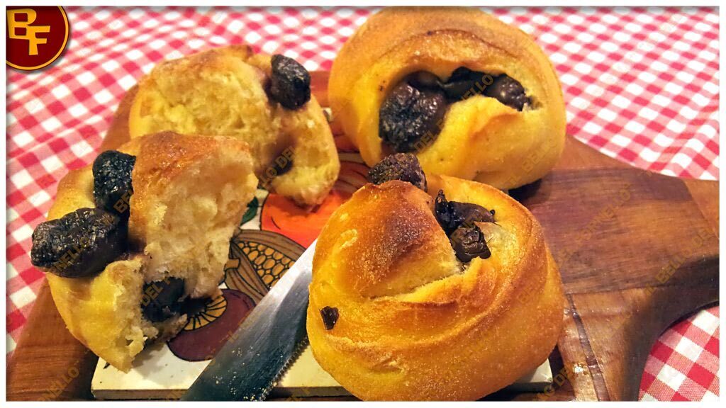Panini alle olive nere