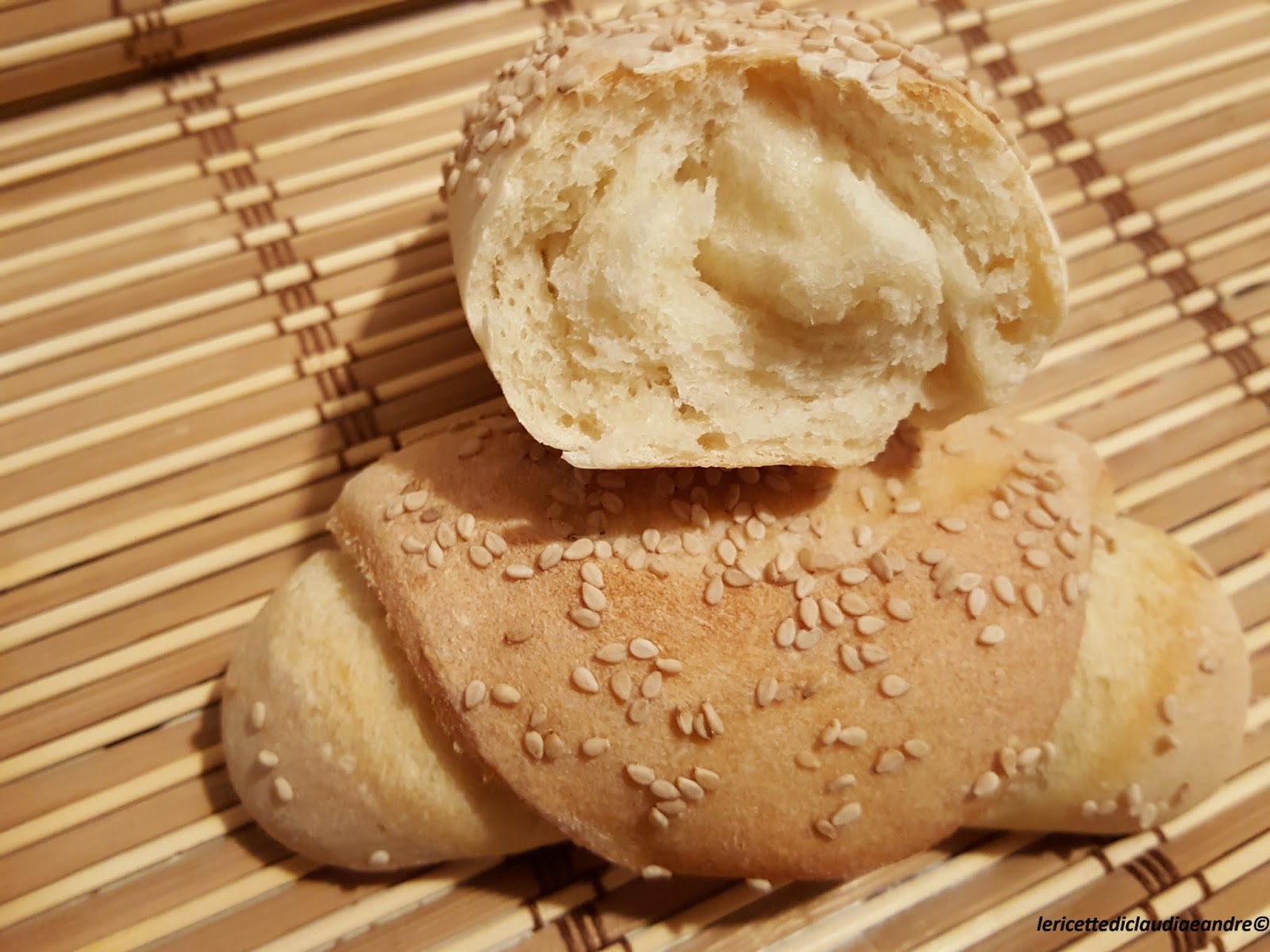 Panini arrotolati con semola di grano duro e semi di sesamo