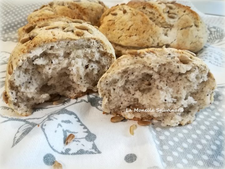 Panini con farina di grano saraceno e semi