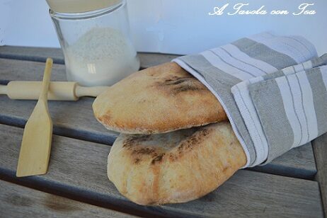 Panini con impasto della pizza da farcire