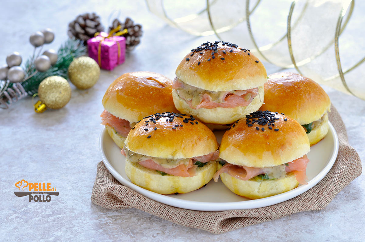 Panini da buffet con salmone e senape