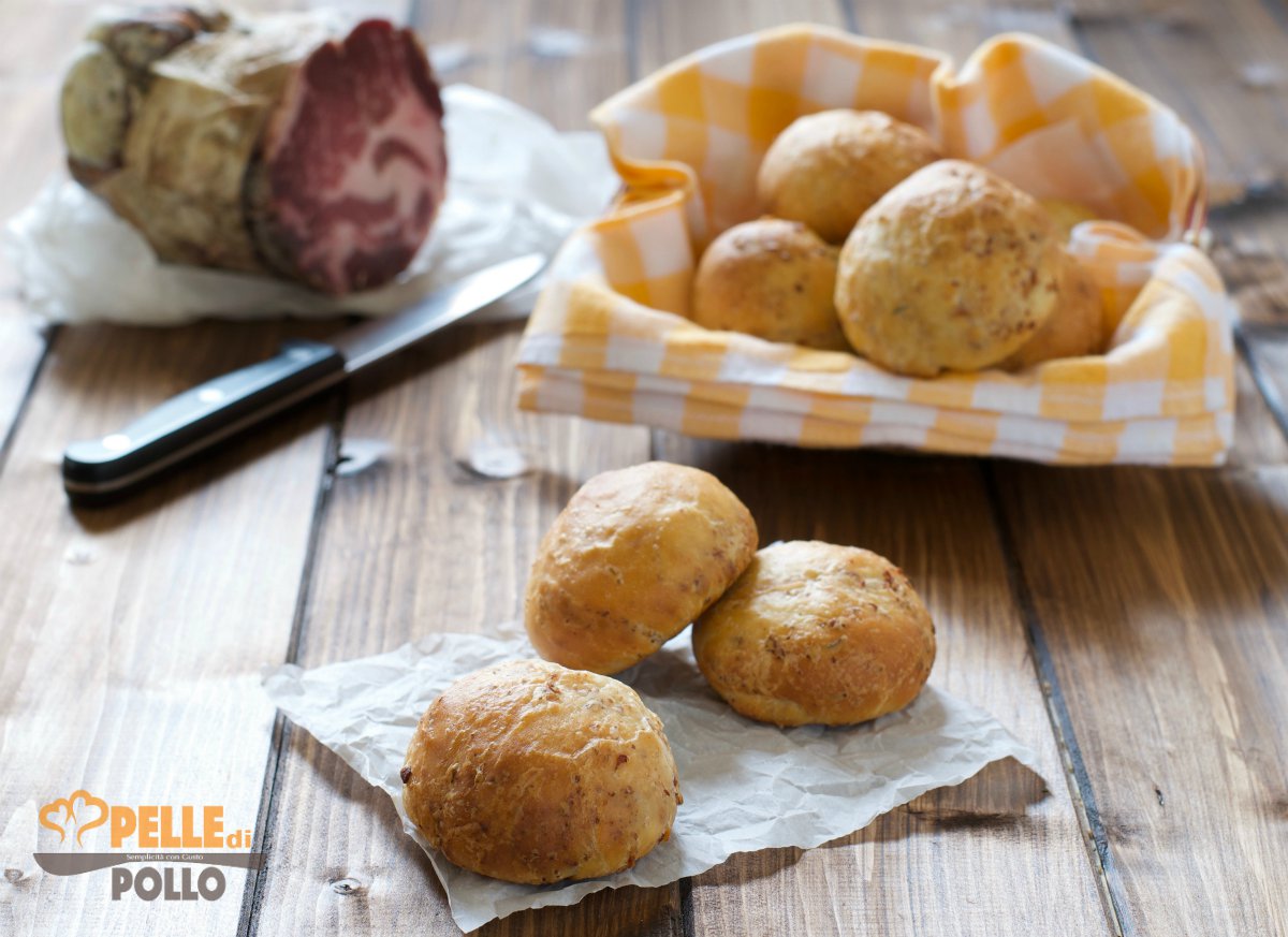 Panini da buffet con salume e rosmarino