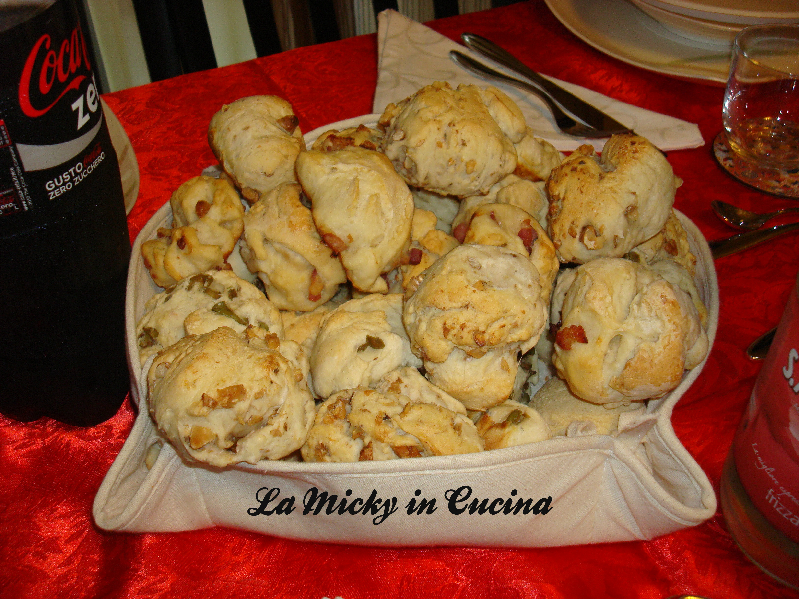 Panini delle feste con noci, pancetta o olive