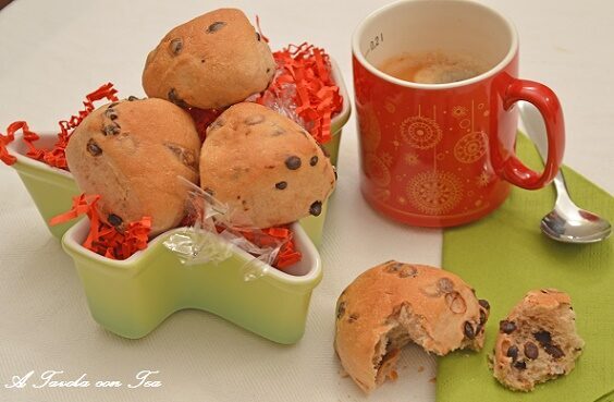 Panini di Natale al latte con gocce di cioccolato
