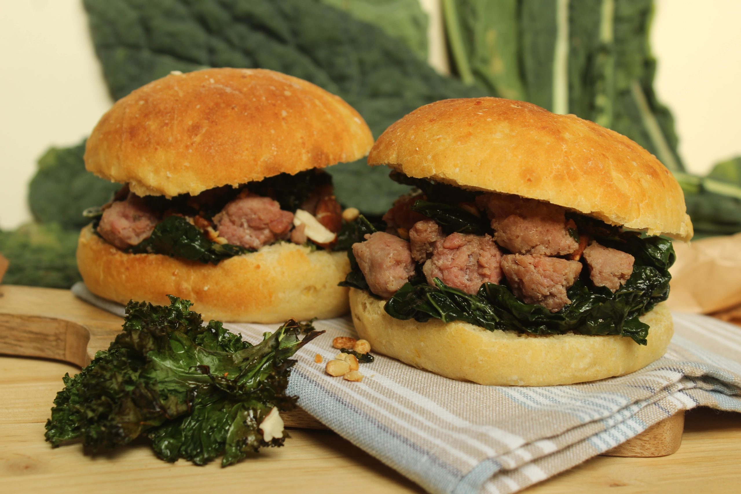 Panini di patate con cavolo nero e salsiccia