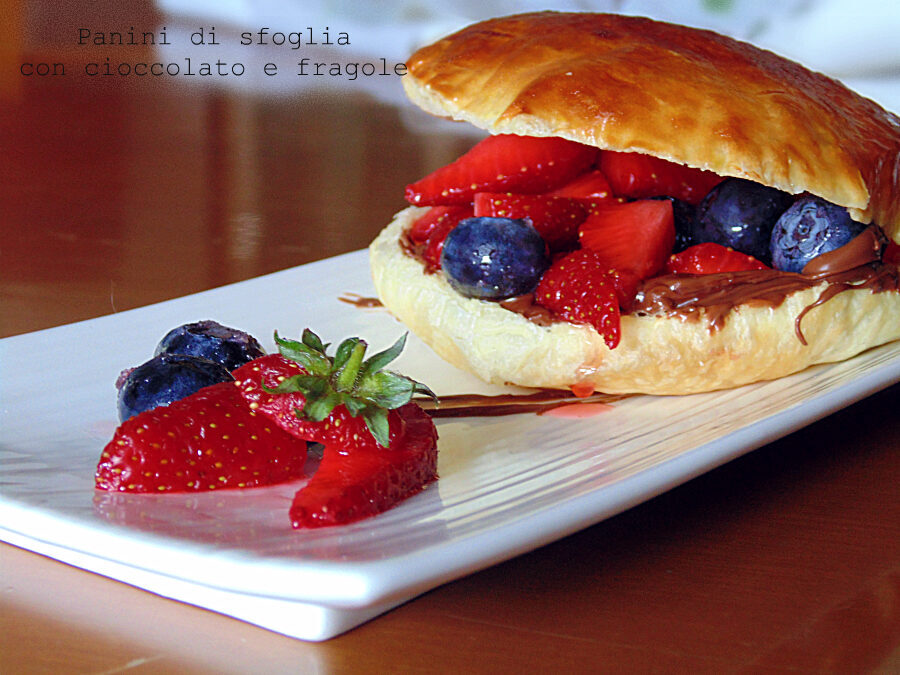 Panini di sfoglia con cioccolato e fragole
