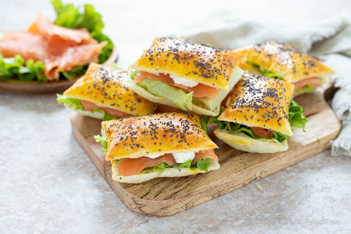 Panini di sfoglia con salmone affumicato