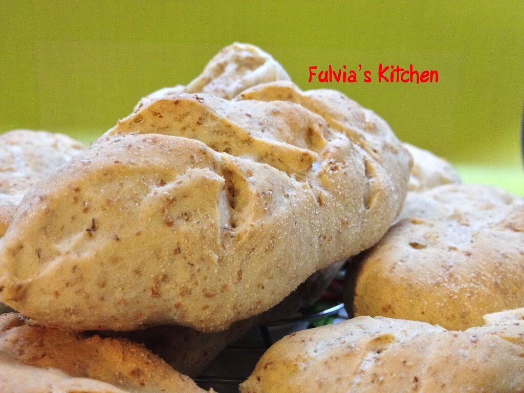 Panini integrali fatti con la macchina per il pane
