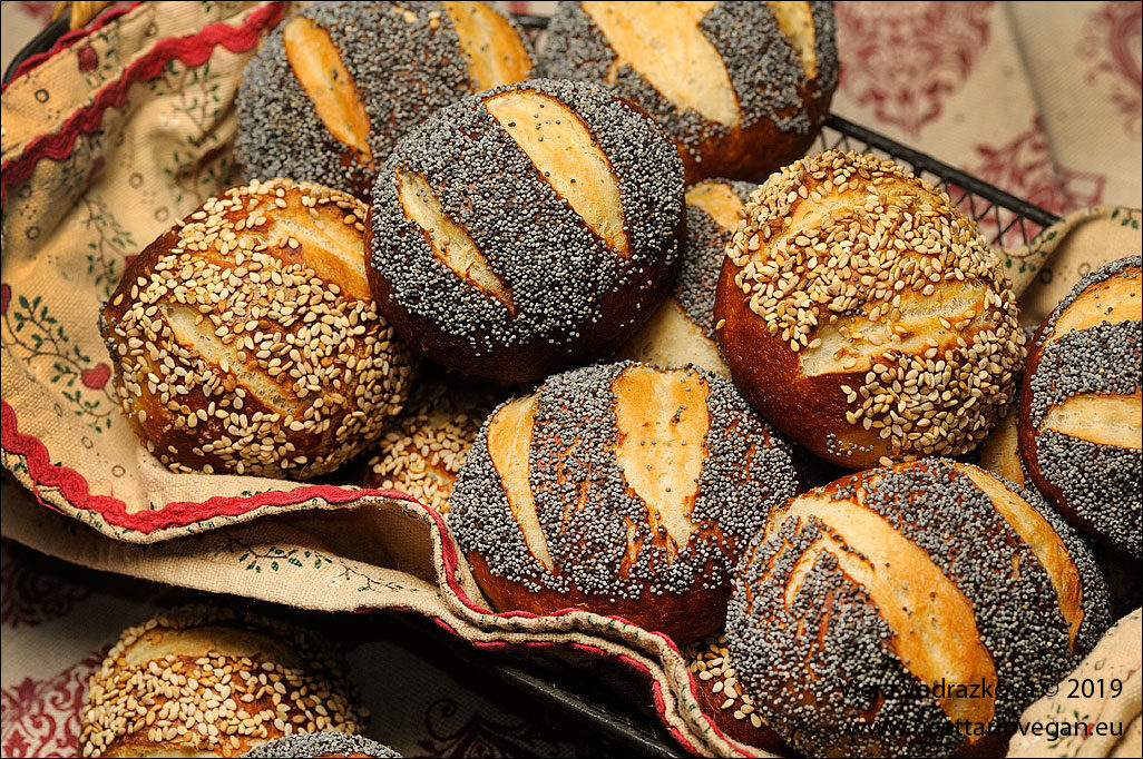 Panini laugenbrot con semi di sesamo e papavero