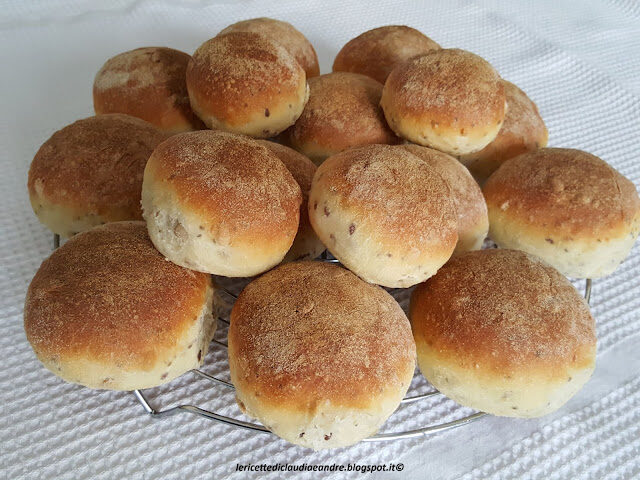 Panini morbidi fatti in casa con semi di lino e di girasole
