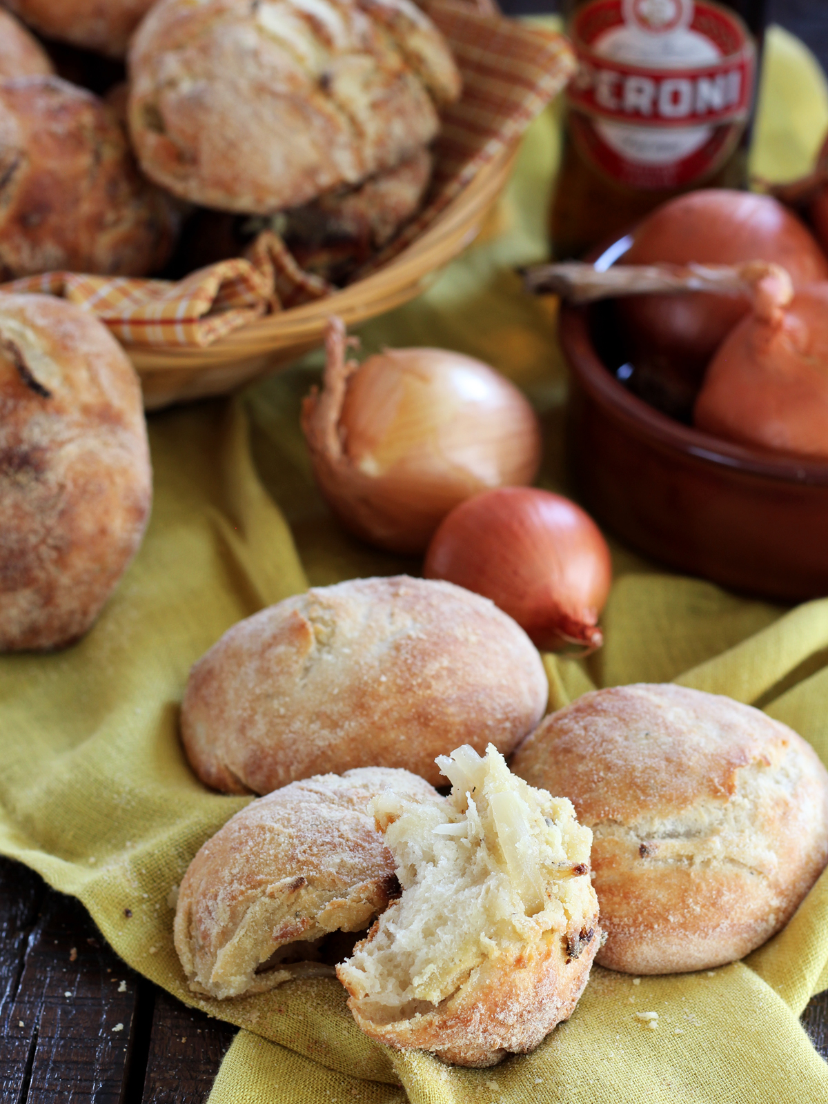 Panini senza impasto con cipolle caramellate alla birra
