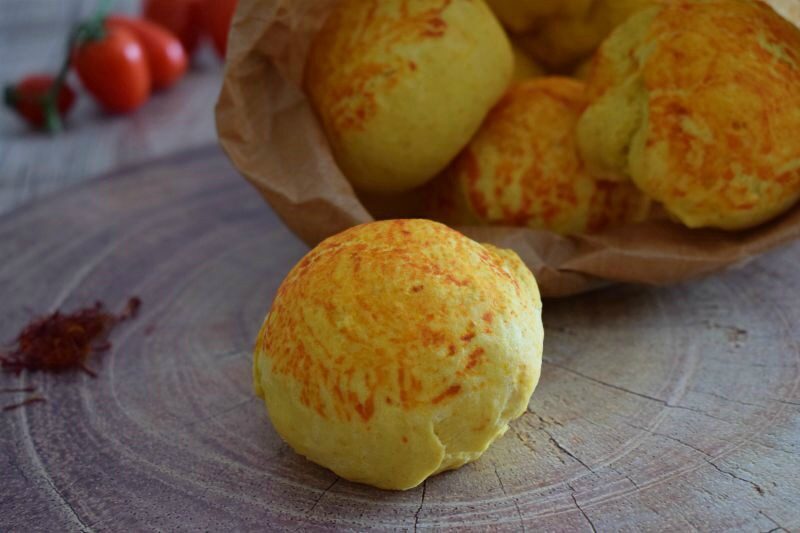 Panini soffici allo zafferano e pomodoro