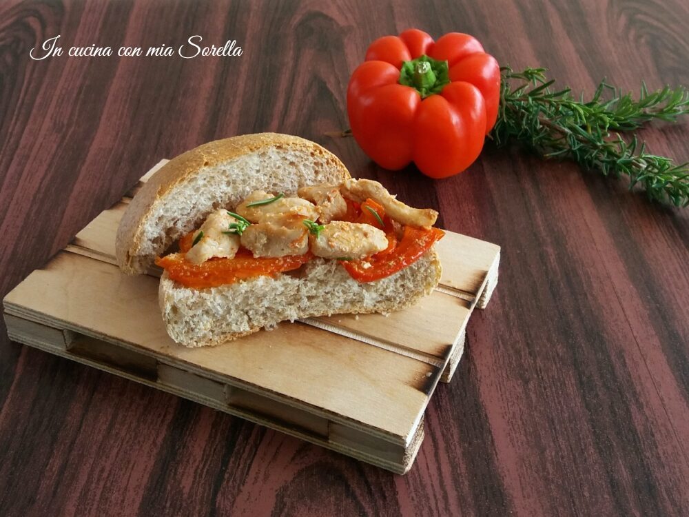 Panino al pollo e peperoni