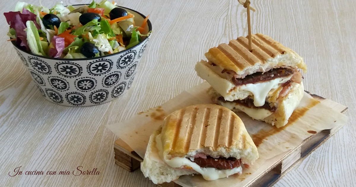 Panino alla piastra ai pomodori secchi e formaggio