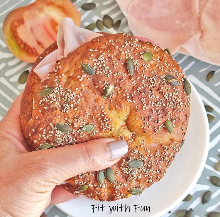 Panino bagel proteico con impasto allo yogurt senza lievitazione