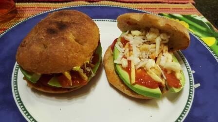 Panino con avocado, pomodoro e formaggio