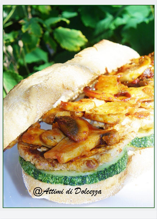 Panino con braciole di maiale alla paprika zucchine e champignon