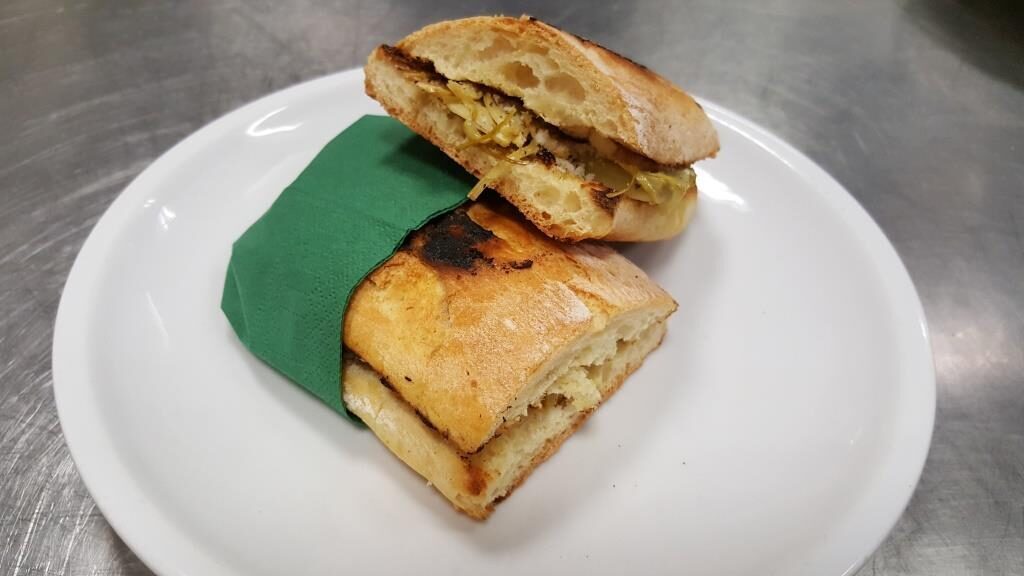 Panino con carciofi trifolati e pecorino