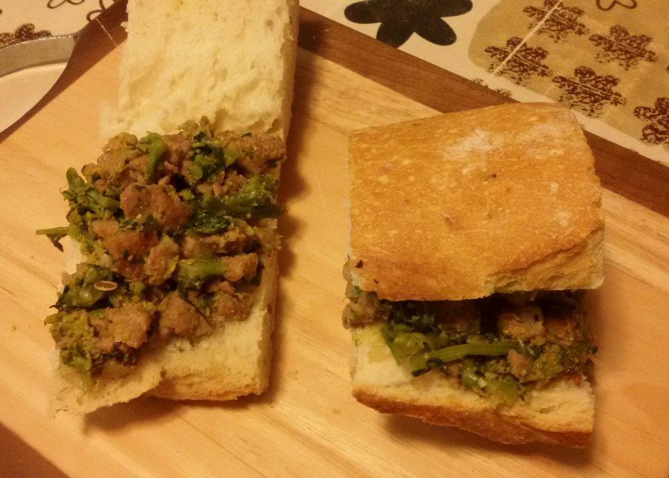 Panino con cime di rapa e salsiccia fresca